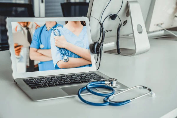 Service de télémédecine appel vidéo en ligne pour que le médecin discute activement avec le patient — Photo