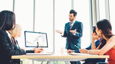 Dahiyane bilgisayar yazılımının borsa veri tablosu analizi