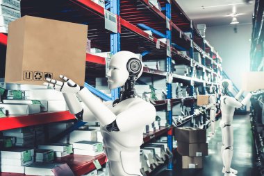 Yenilikçi endüstri robotu insan işçiler için depoda çalışıyor.