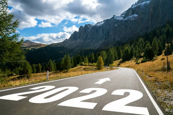 2022 Viaje por carretera de año nuevo y concepto de visión futura — Foto de Stock