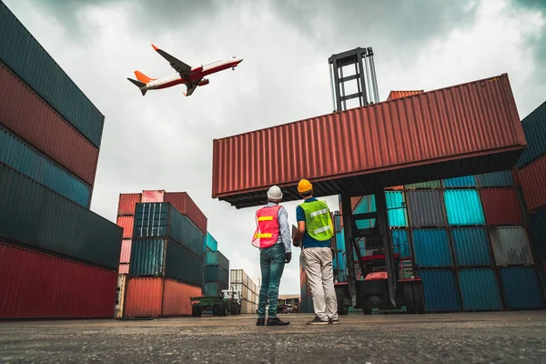 Průmyslový pracovník spolupracuje se spolupracovníkem v zámořském kontejnerovém přístavu — Stock fotografie
