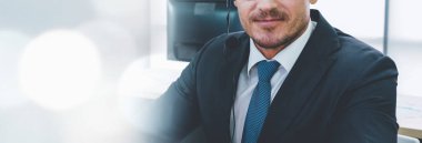 Geniş görünüm panorama panoramasında çağrı merkezi ya da müşteri destek ajanı