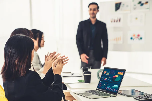 Empresária em reunião de negócios usando computador portátil proficientemente no escritório — Fotografia de Stock