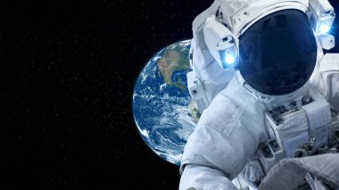 Astronot uzay yürüyüşü yaparken uzay uçuşları görevinde çalışıyor.