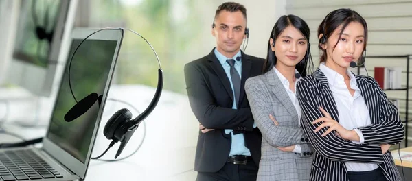 Zakenmensen die een headset dragen en op kantoor werken, verbreden het zicht — Stockfoto