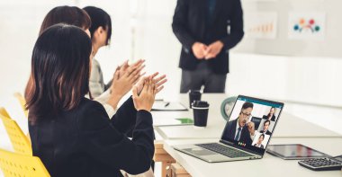 Video görüşmesi yapan iş adamları iş planlarını ayrıntılı bir şekilde tartıştılar.