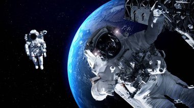 Astronot uzay yürüyüşü yaparken uzay uçuşları görevinde çalışıyor.