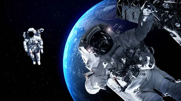 Космонавт совершает космический полет, работая в космическом полете. — стоковое фото