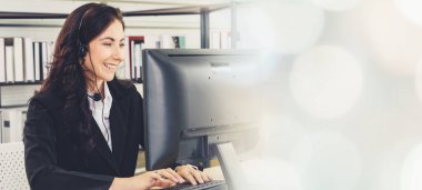 Ofiste çalışan, kulaklık takan iş adamları daha geniş görüşlü.