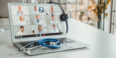 Doktorun hastayla aktif olarak konuşması için internet üzerinden teletıp görüntüsü