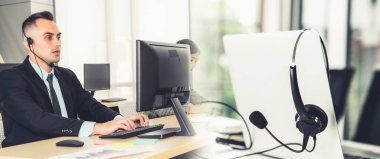 Ofiste çalışan, kulaklık takan iş adamları daha geniş görüşlü.