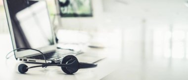 Çağrı merkezindeki kulaklık ve müşteri destek ekipmanları aktif hizmete hazır.