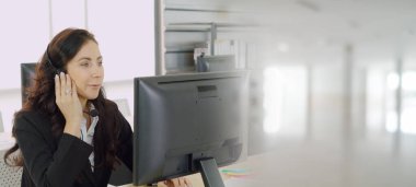 Ofiste çalışan, kulaklık takan iş adamları daha geniş görüşlü.