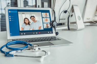 Doktorun hastayla aktif olarak konuşması için internet üzerinden teletıp görüntüsü