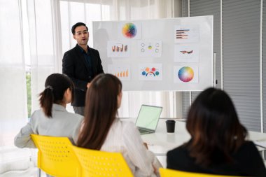 İş adamları daire içinde otururken iş projesini ustaca tartışıyor