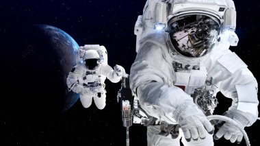 Astronot uzay yürüyüşü yaparken uzay uçuşları görevinde çalışıyor.
