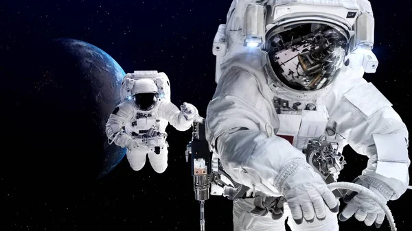 Astronot uzay yürüyüşü yaparken uzay uçuşları görevinde çalışıyor.