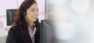 Ofiste çalışan, kulaklık takan iş adamları daha geniş görüşlü.