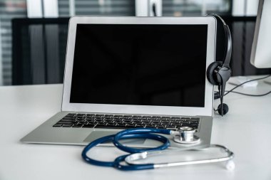 Klinikteki kulaklık ve doktor ekipmanları hasta için aktif destek için hazır.