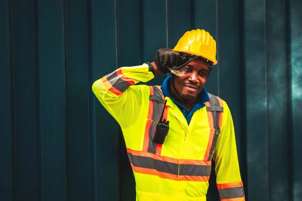 Ung afroamerikansk manlig arbetare på skeppsvarvet utomlands — Stockfoto