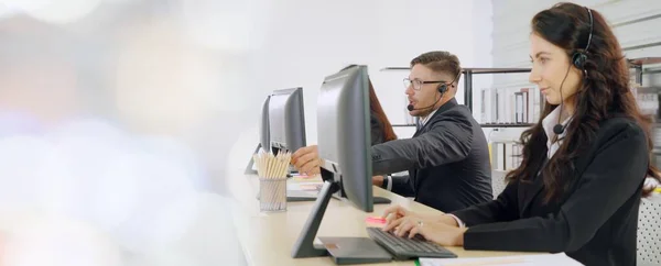 Gente de negocios con auriculares trabajando en la oficina ampliar vista — Foto de Stock