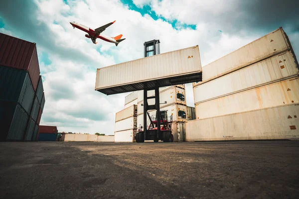 Vrachtcontainer voor overzeese scheepvaart in scheepswerf met vliegtuig in de lucht . — Stockfoto