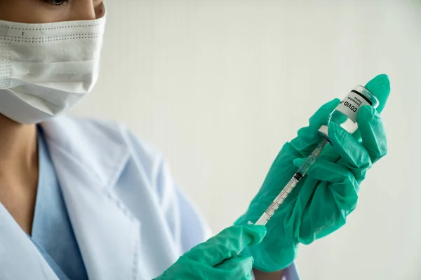 Un medico esperto prepara il vaccino con competenza prima dell'iniezione — Foto Stock