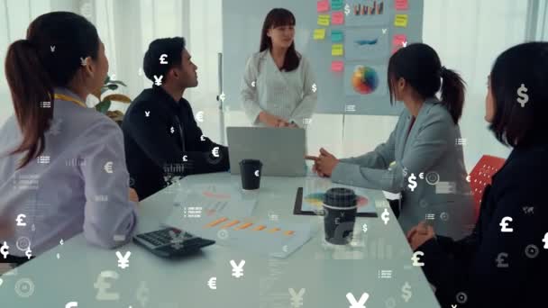 Деловые люди на корпоративном совещании с визуальной графикой — стоковое видео