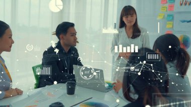 Şirket personeli toplantısındaki iş adamları imrendirici grafikle