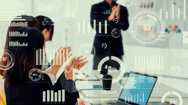 Şirket personeli toplantısındaki iş adamları imrendirici grafikle