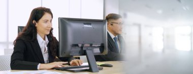 Ofiste çalışan, kulaklık takan iş adamları daha geniş görüşlü.