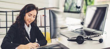 Ofiste çalışan, kulaklık takan iş adamları daha geniş görüşlü.