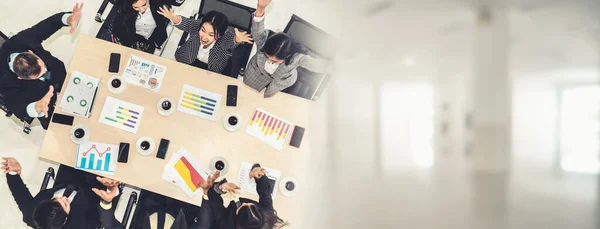 Succesvolle zakenmensen vieren samen met vreugde verbreden visie — Stockfoto