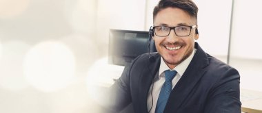 Ofiste çalışan, kulaklık takan iş adamları daha geniş görüşlü.