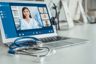 Doktorun hastayla aktif olarak konuşması için internet üzerinden teletıp görüntüsü