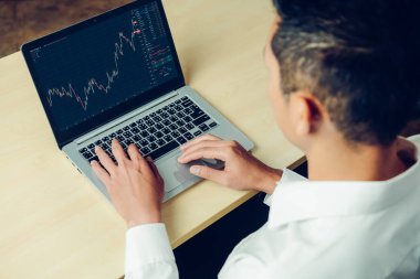 Dahiyane bilgisayar yazılımının borsa veri tablosu analizi