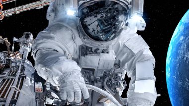 Astronot uzay yürüyüşü yaparken uzay uçuşları görevinde çalışıyor.
