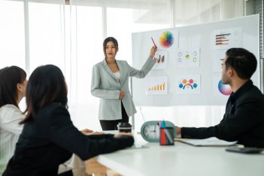 İş adamları daire içinde otururken iş projesini ustaca tartışıyor