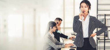 Ofiste çalışan, kulaklık takan iş adamları daha geniş görüşlü.