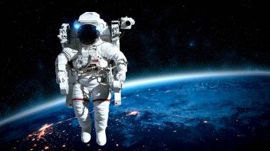 Astronot uzay yürüyüşü yaparken uzay uçuşları görevinde çalışıyor.