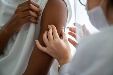 Genç adam, aşı için yetenekli doktoru hastanede ziyaret ediyor.