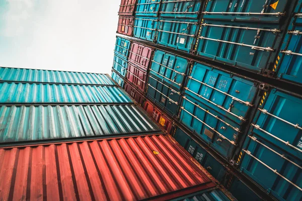 Last container för utrikes sjöfart på hög stack titta upp från marken — Stockfoto