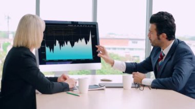 Yaratıcı bilgisayar yazılımı ile teknolojiyi analiz eden iş görsel verileri