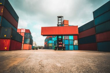 Denizaşırı nakliye için ağır makineli kargo konteynırı. .