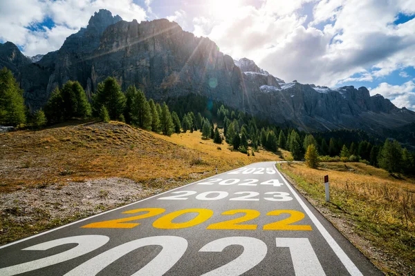 2022 Viaje por carretera de año nuevo y concepto de visión futura — Foto de Stock