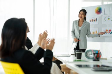 İş kadını, iş projesinde yeterlilikle yer alırsa ekipten kutlamalar aldı