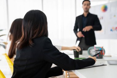 İş adamları daire içinde otururken iş projesini ustaca tartışıyor