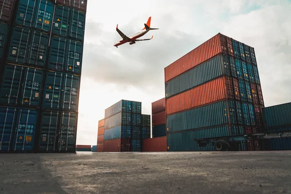 Avión de carga volando por encima del contenedor de envío en el extranjero — Foto de Stock