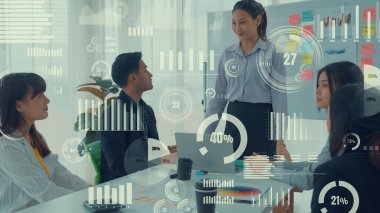 Şirket personeli toplantısındaki iş adamları imrendirici grafikle