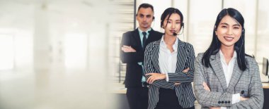 Ofiste çalışan, kulaklık takan iş adamları daha geniş görüşlü.